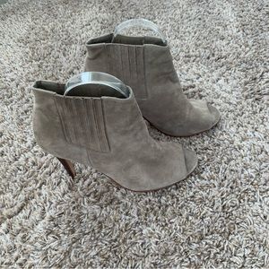 Halogen Camden Peep Toe Slip on Heeled Bootie Suede Taupe Gray Shootie size 8.5
